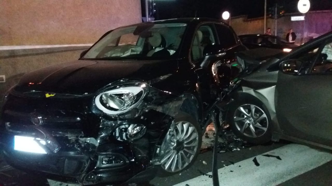 Incidente tra auto nella notte: 4 persone coinvolte – LE FOTO