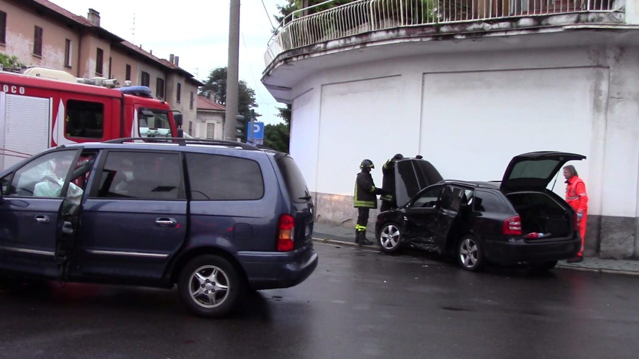 Litiga col marito e si schianta in auto coi figli – FOTO