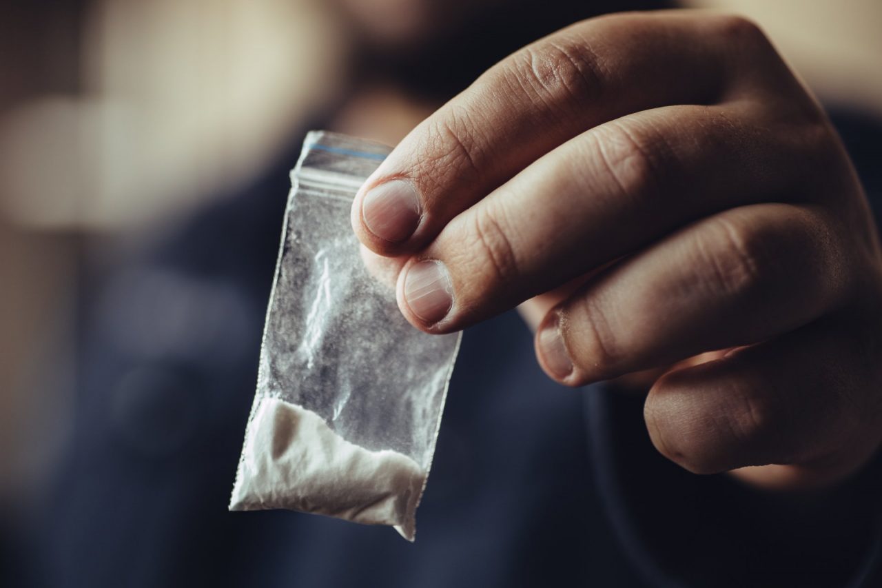Trovato fuori casa: “Sono uscito per comprare la coca”. Preso anche lo spacciatore