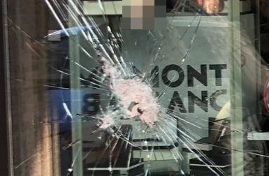 Ladri cercano di assaltare cartoleria e bar: vetrina presa a picconate FOTO