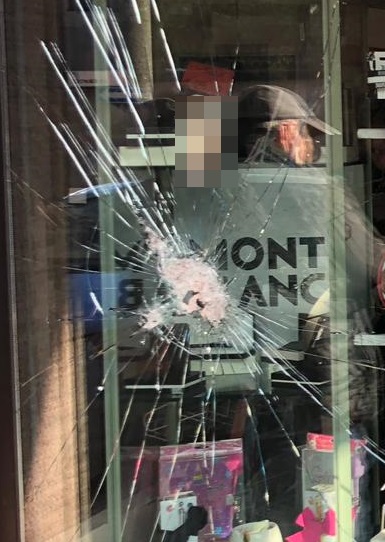 Ladri cercano di assaltare cartoleria e bar: vetrina presa a picconate FOTO