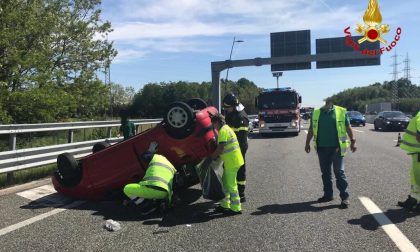 Veicolo ribaltato sulla A9 tra Turate e Lomazzo
