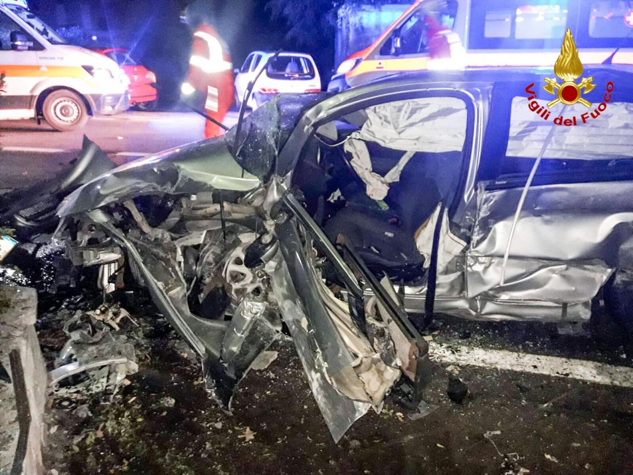Schianto a Morazzone, l’intervento dei Vigili del Fuoco sulle lamiere accartocciate FOTO