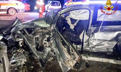 Schianto a Morazzone, l'intervento dei Vigili del Fuoco sulle lamiere accartocciate FOTO
