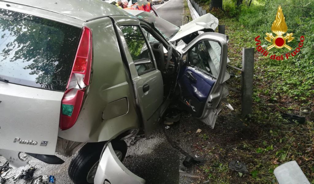 Tragico schianto tra quattro auto, un morto e tre feriti FOTO