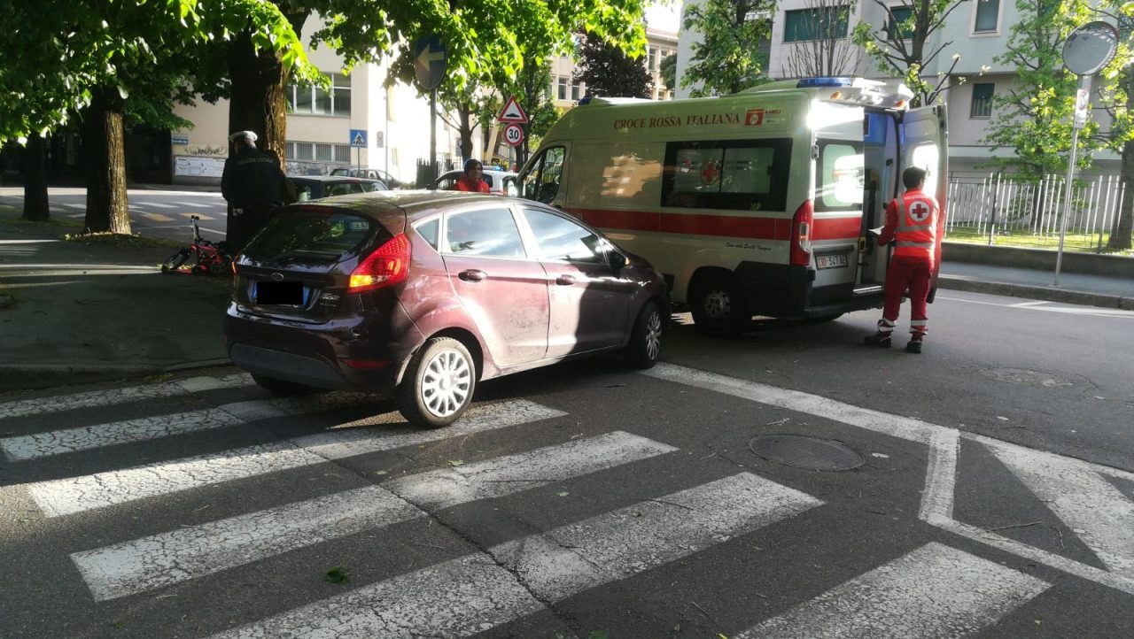 Bambino investito mentre pedalava sulla sua biciclettina FOTO