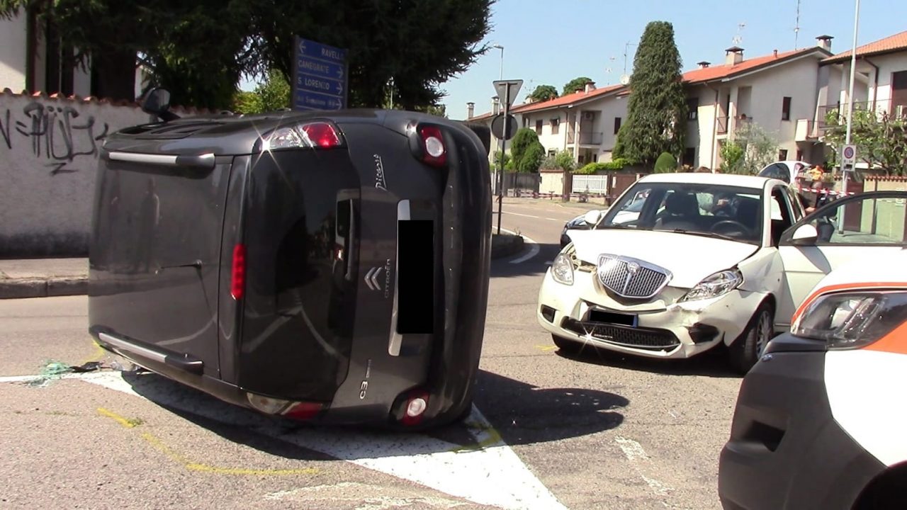 Incidente tra due auto a Parabiago FOTO