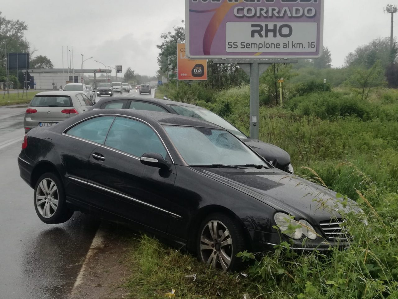 Due auto finite nel fossato: quattro i feriti