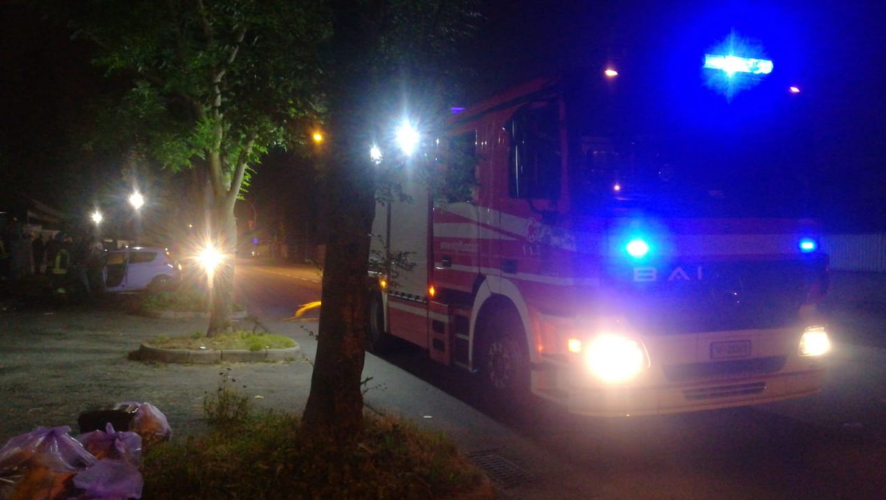 Auto a fuoco, paura in via Ciro Menotti