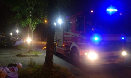 Auto a fuoco, paura in via Ciro Menotti