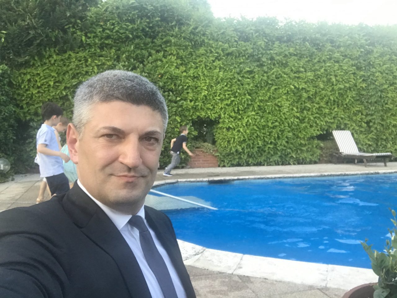 Silighini festeggia 10 anni di matrimonio e annuncia “Mi ricandido” FOTO