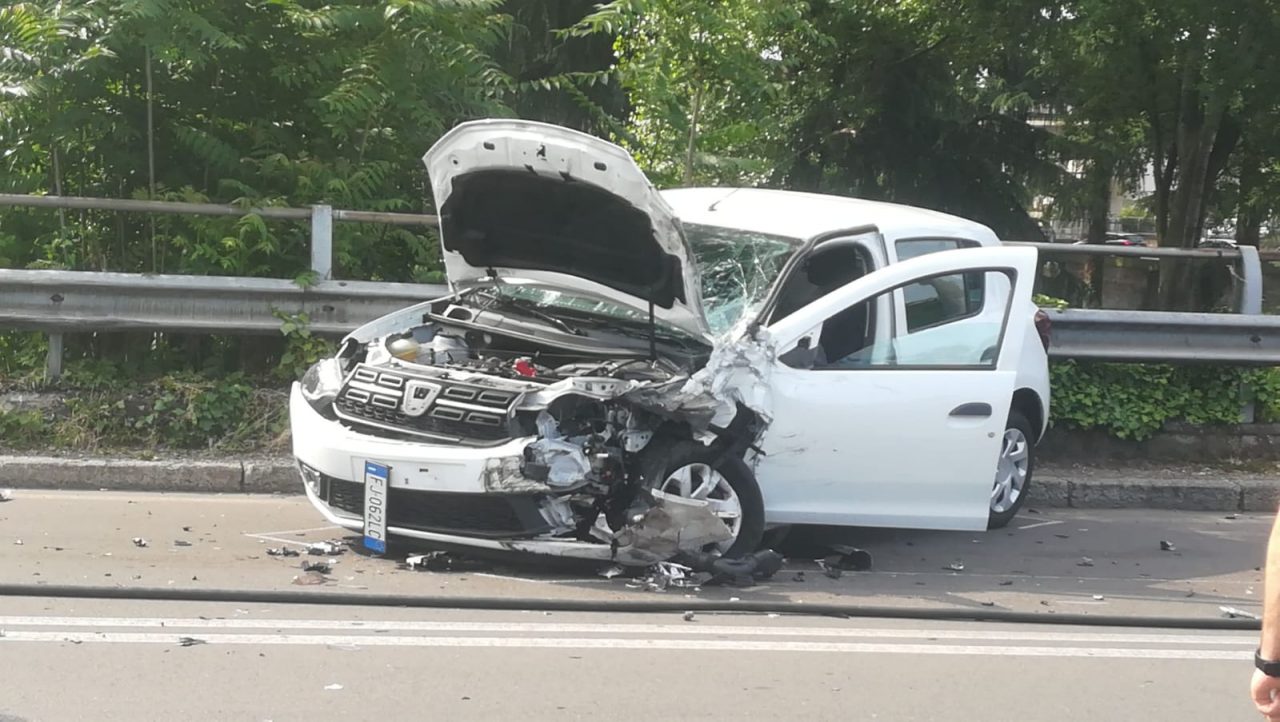 Incidente frontale in via Saronno, schianto tremendo