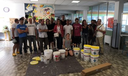 Scuola Rodari, i genitori dipingono le pareti