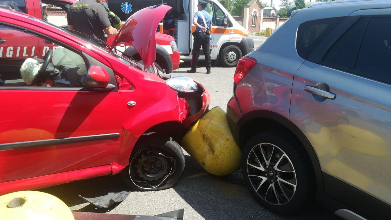 Anziano si schianta contro due panettoni stradali FOTO