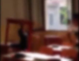 Studenti lanciano banco dalla finestra: 4 sospensioni VIDEO