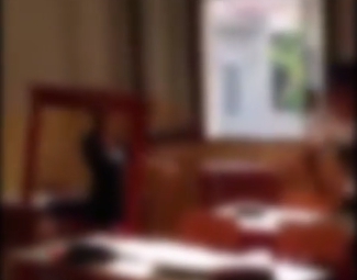 Studenti lanciano banco dalla finestra: 4 sospensioni VIDEO