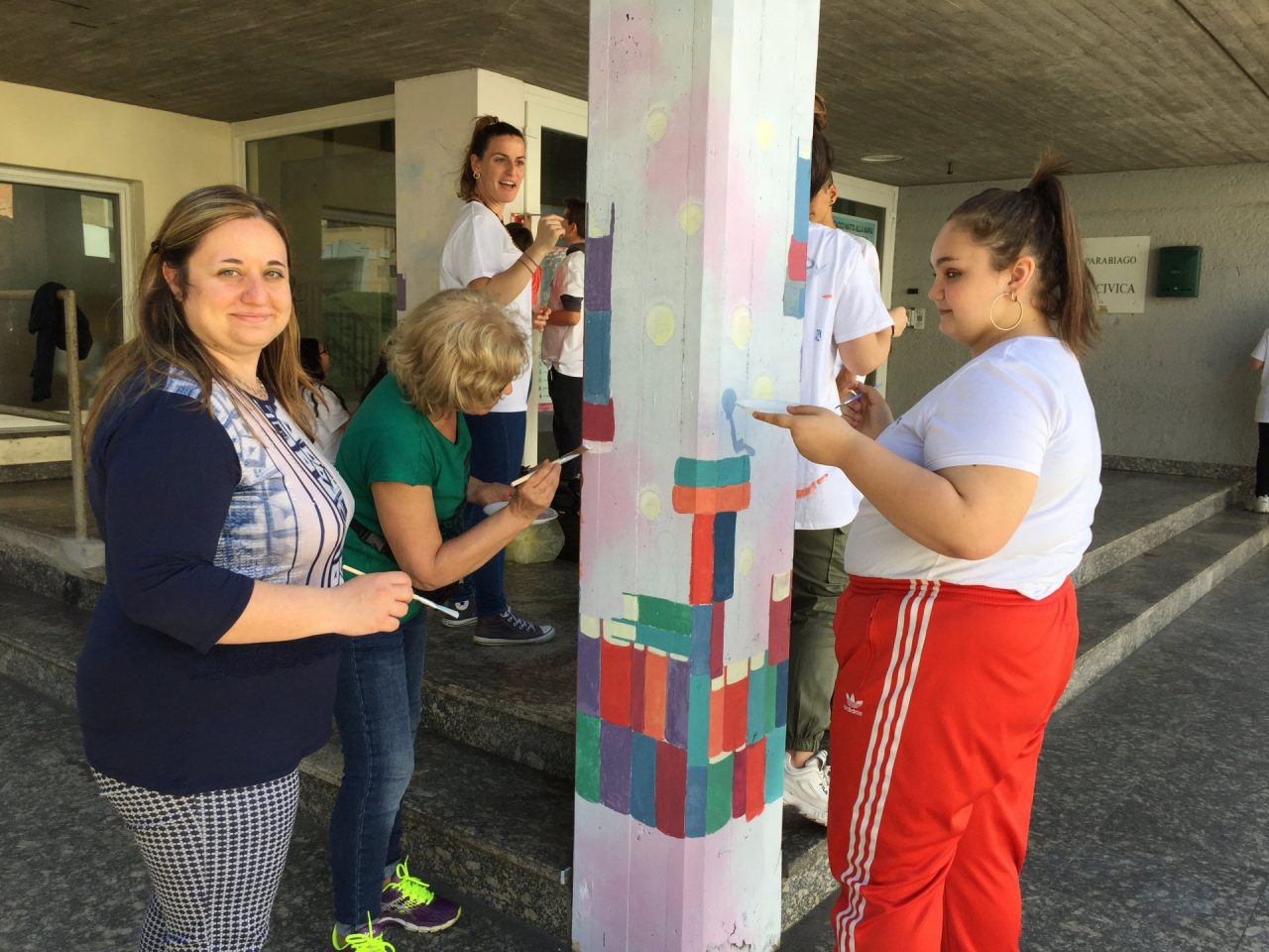 Biblioteca, l’ingresso si rifà il look grazie ai ragazzi del doposcuola – LE FOTO