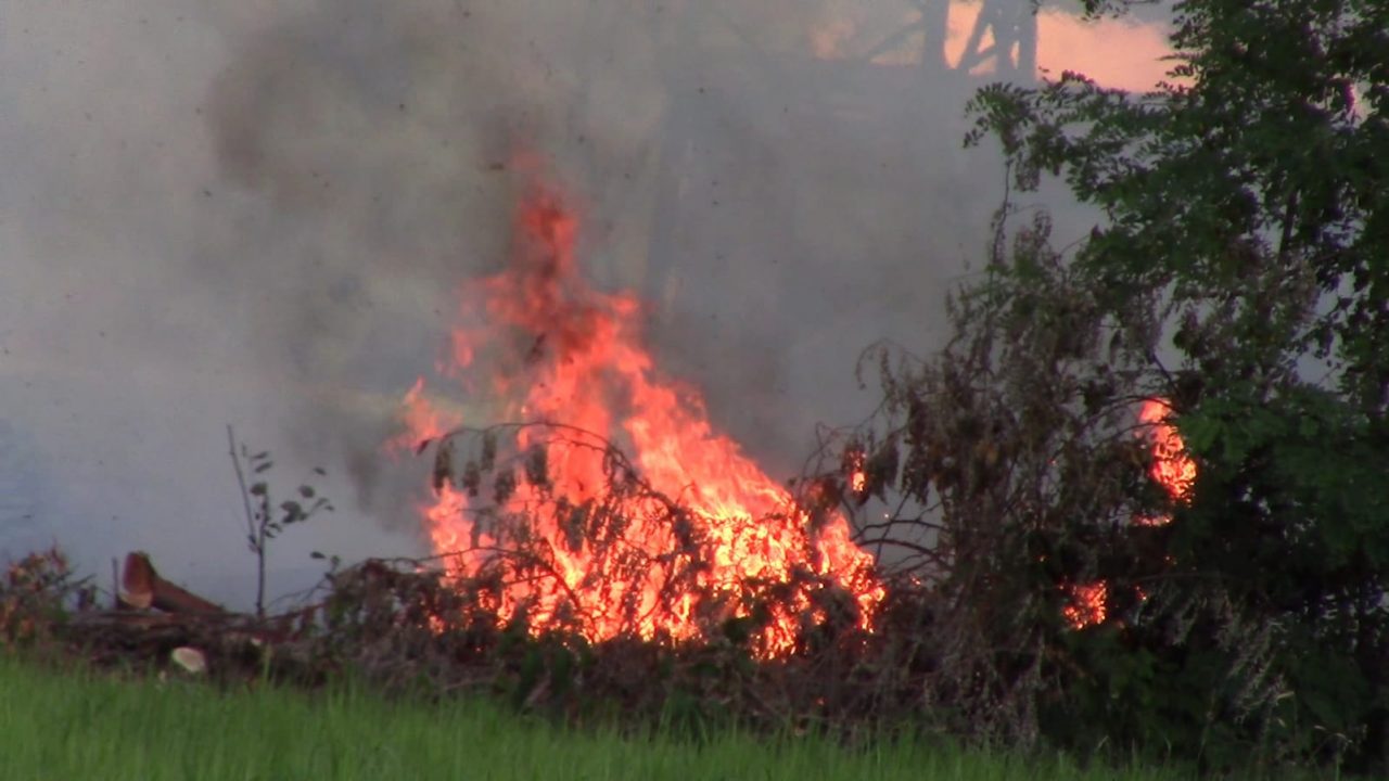 Campo in fiamme a Rescaldina LE FOTO