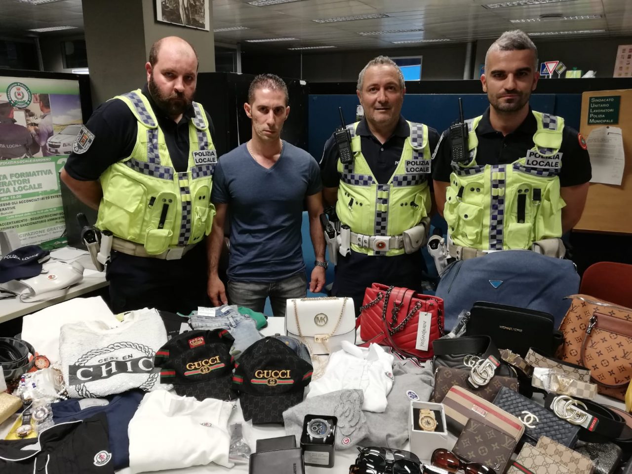 Maxi sequestro di articoli contraffatti a Saronno