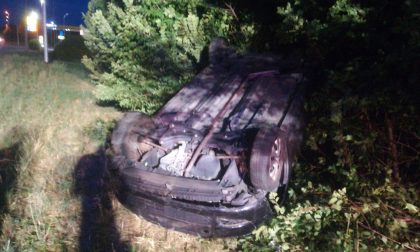Si ribalta con l'auto: conducente miracolosamente illeso FOTO