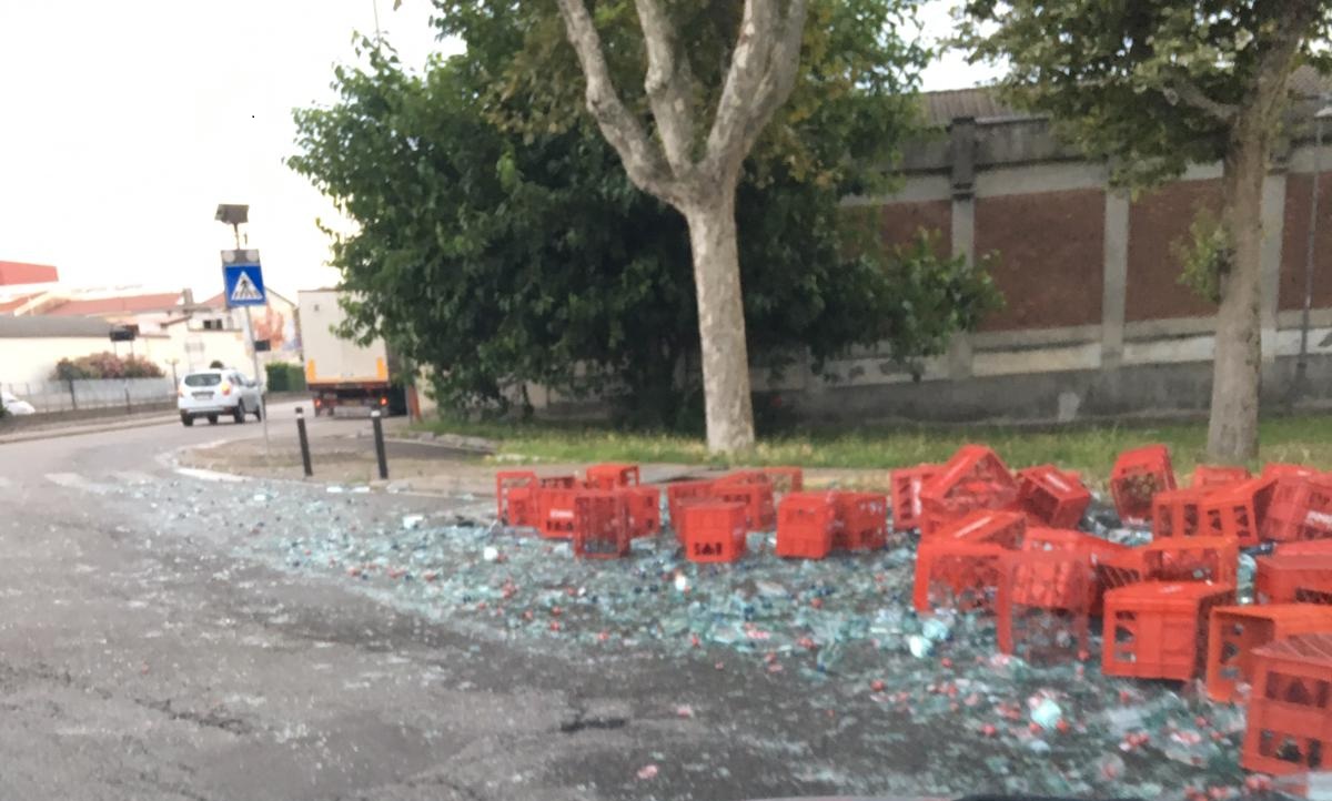 Camion perde carico di bottiglie d’acqua alla rotonda