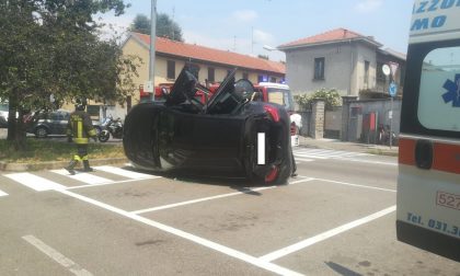 Grave incidente in via Filzi: auto ribaltata e 3 persone coinvolte - LE FOTO