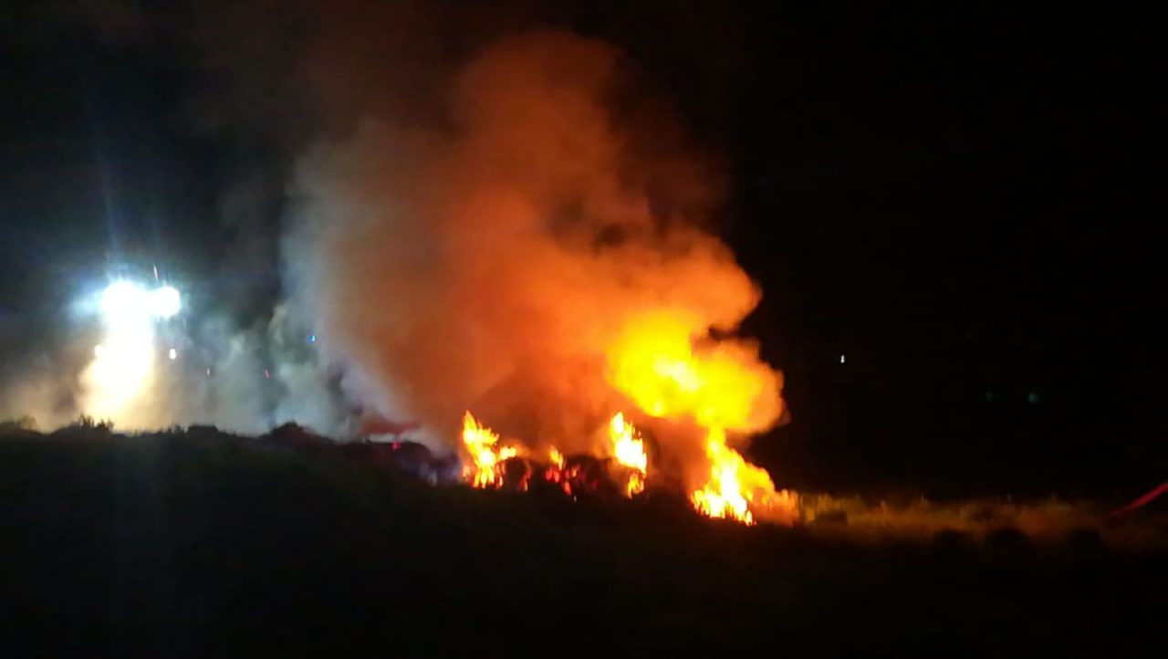 Fiamme in un deposito di fieno a Fagnano Olona FOTO e VIDEO