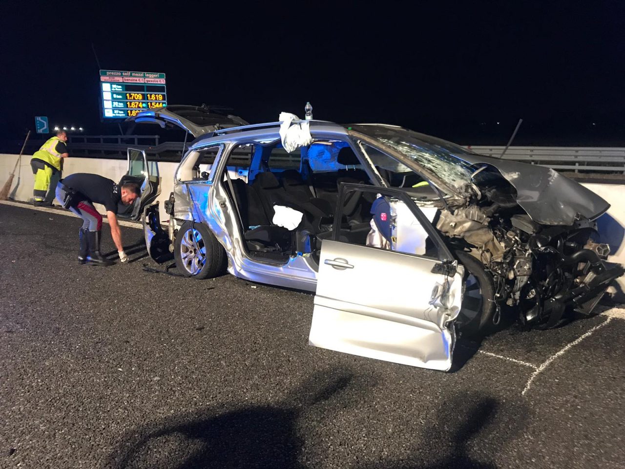 Scontro tra due auto lungo l’A8 FOTO