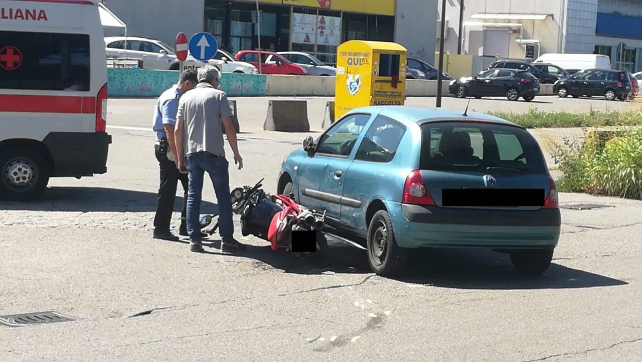 Incidente a Legnano: una moto rimane incastrata sotto un’auto FOTO