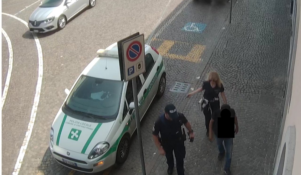Aggrediscono verbalmente una donna: espulsi dall’Italia – LE FOTO