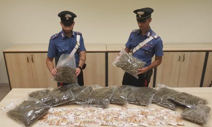 Si nasconde dietro l'auto con sei chili di marijuana: arrestato
