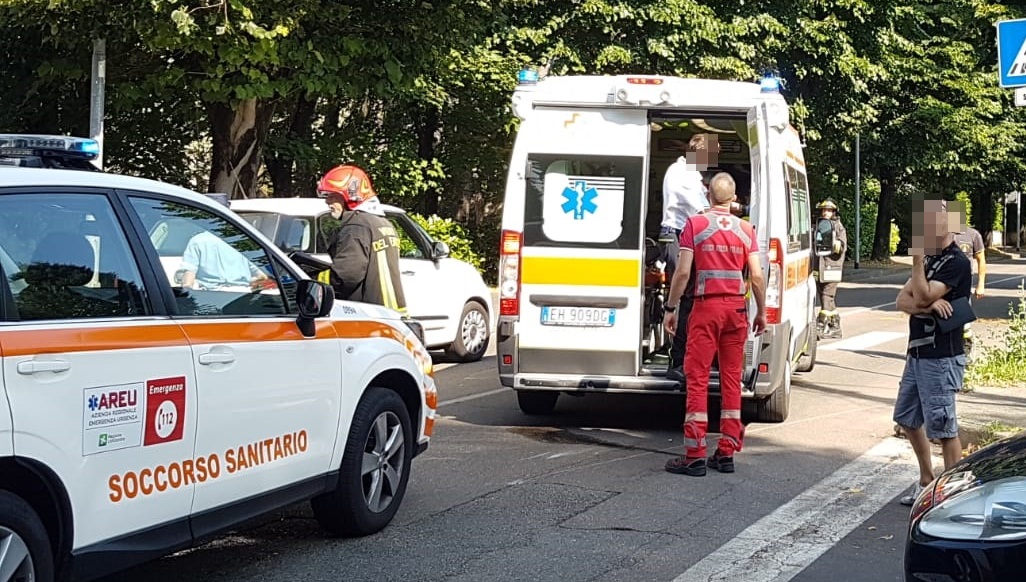 Schianto tra auto e moto all’incrocio, paura a Rescaldina
