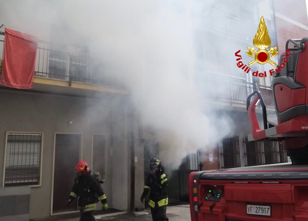Incendio in un condominio nel comune di Venegono Inferiore FOTO