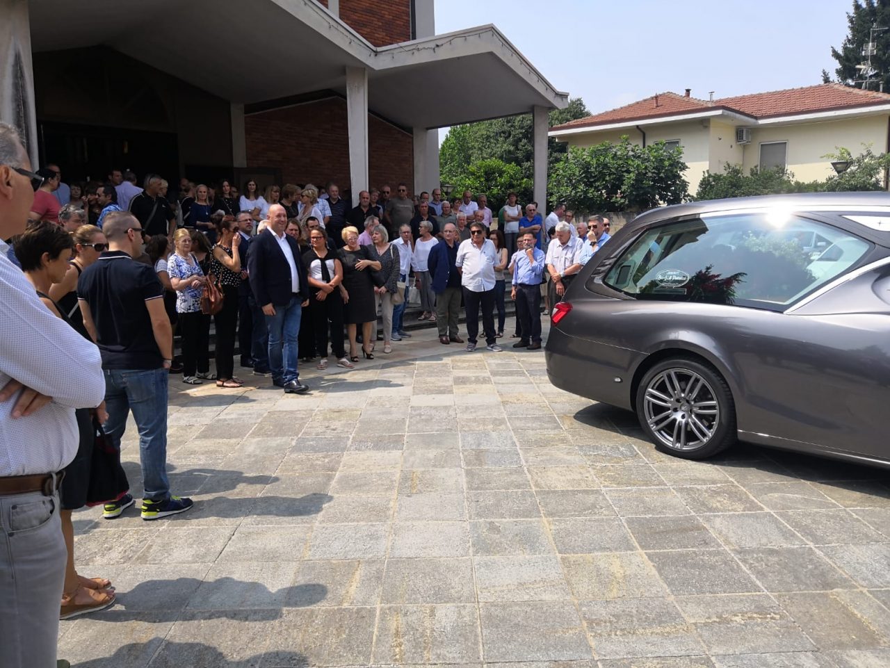 Folla per l’ultimo saluto all’ex sindaco di Caronno FOTO