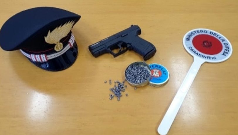 Litiga per il parcheggio ed estrae la pistola