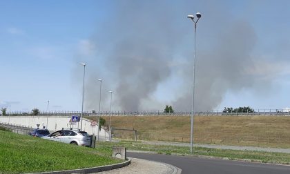 Incendio a Saronno, colonna di fumo visibile in tutta la zona