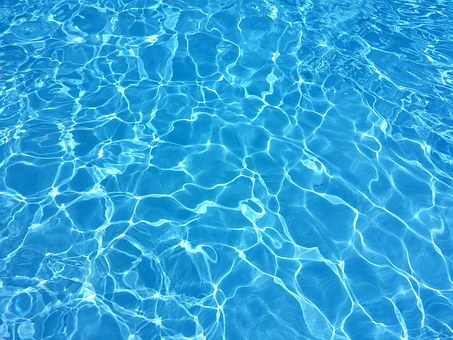 Vetrata della piscina in frantumi: chiusa la vasca media