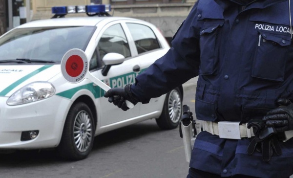 Incidente e fuga dalla Polizia con l’auto della compagna: “Stavo andando dall’amante…”