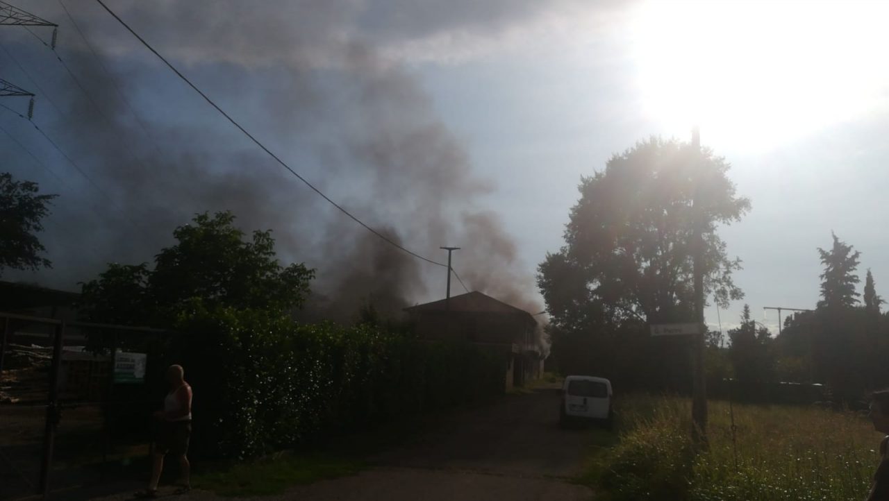 Casa avvolta dalle fiamme a Rescaldina FOTO