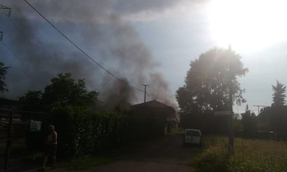 Casa avvolta dalle fiamme a Rescaldina FOTO