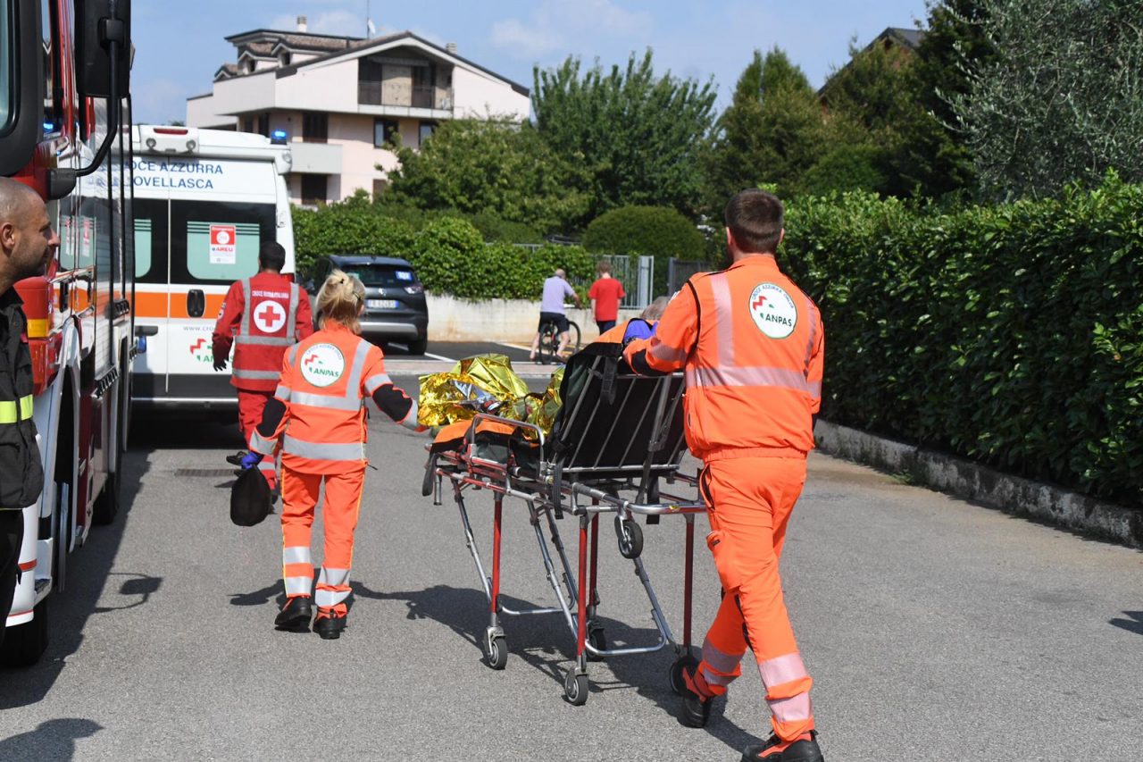Aggrediti dal cane del figlio: donna gravissima in ospedale – LE FOTO E IL VIDEO