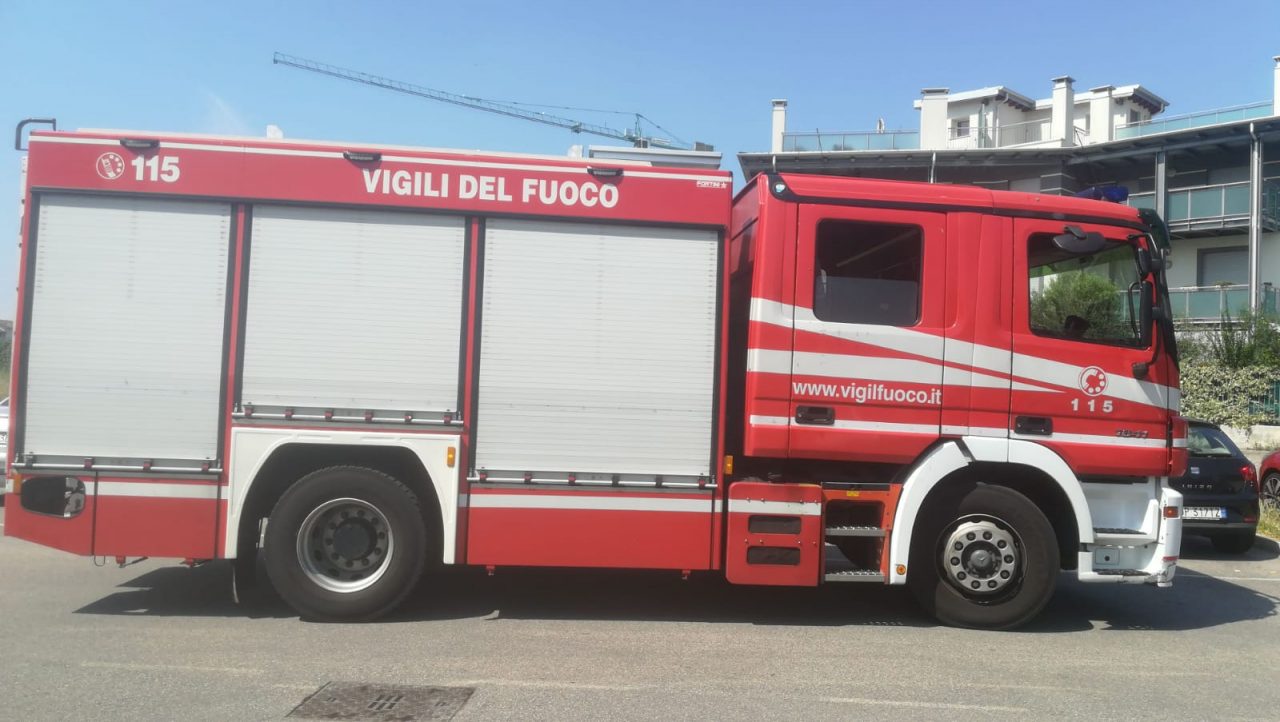 Sterpaglie in fiamme a Castellanza spente da un cittadino