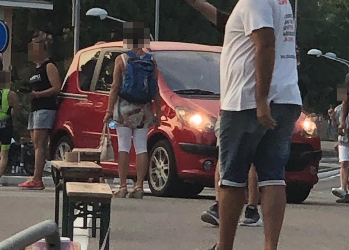 Auto sfonda transenne e finisce sul percorso: paura al Triathlon del Villoresi