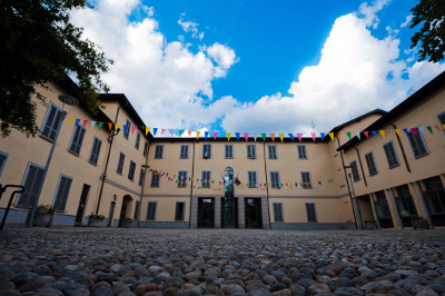 Targa dedicata a Monti coperta da una locandina, Rete Comune: “Una polemica montata ad arte”