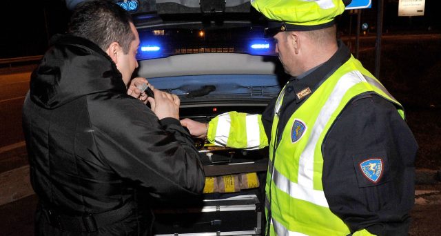 Ciclista ubriaco finisce contro un’auto, denunciato: cinque volte oltre il limite