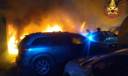 Dieci auto in fiamme in un parking di Malpensa FOTO