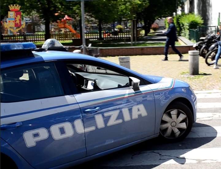 Auto rubata, due denunciati per ricettazione: trovati mentre chiedevano indicazioni alla legittima proprietaria