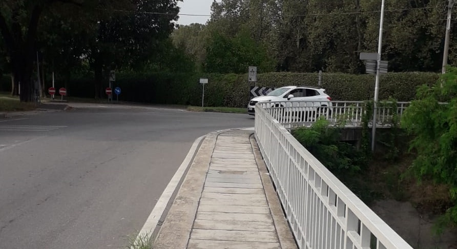 Si tuffano nel Villoresi ma non riescono a risalire: arrivano pompieri, ambulanza e carabinieri
