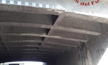 Crolla l'intonaco del viadotto ferroviario a Lomazzo FOTO