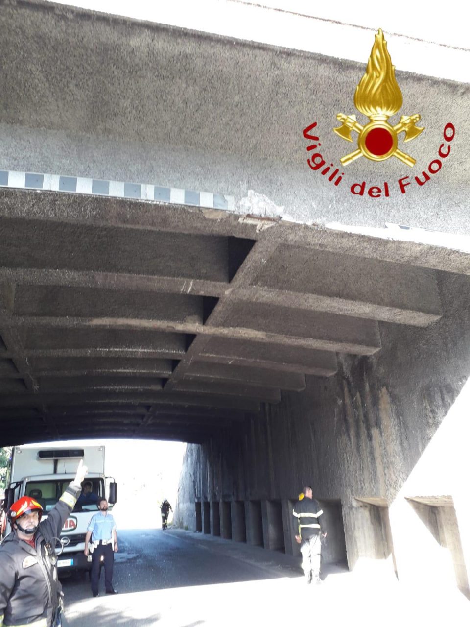 Crolla l’intonaco del viadotto ferroviario a Lomazzo FOTO